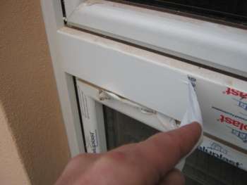Klebereste am Fenster und Fensterrahmen entfernen