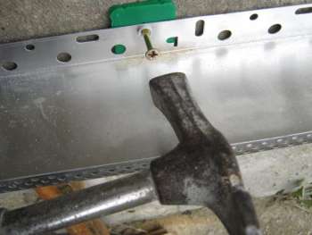 Nageldübel in die Wand einschlagen