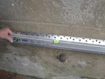 Starterleiste mit Wasserwaage ausrichten