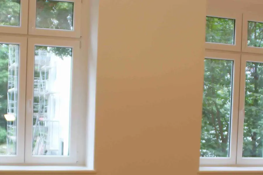 Neue weiße Sprossenfenster in einem sanierten Altbau