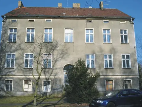 Dreigeschossiges Altbau-Mehrfamilienhaus vor der Sanierung