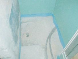 Ausgesparte Fläche im Estrich für die bodengleiche Dusche, Wände mit grünen Feuchtraumplatten