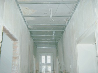 Flur mit Metallunterkonstruktion für die abgehängte Decke und neuen Elektroleitungen