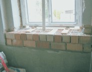Fensterbrüstung im Treppenhaus mit Ziegeln erhöht