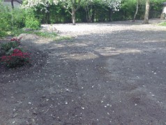 Planierte Gartenfläche vor der Rasenaussaat