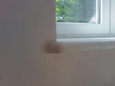 Innenfensterbank aus lackierter Multiplexplatte vor einem neuen Fenster