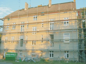 Rückseite des Altbau-Mehrfamilienhauses eingerüstet