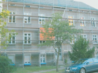 Straßenseite des Altbaus mit Gerüst für Dach- und Fassadenarbeiten