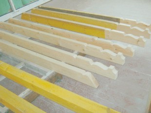 Vorgefertigte Holzbauteile für die Dachgauben vom Zimmerer