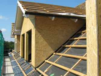 Neue Dachgaube mit OSB-Beplankung auf der Dachlattung
