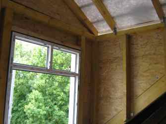 Neues Fenster in einer Dachgaube, Wände mit OSB-Platten beplankt