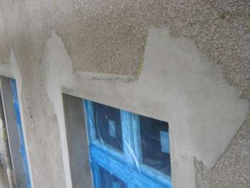 Diagonalarmierung an den Ecken einer Fensteröffnung gegen Kerbrisse