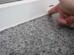 Silikonfuge an der Fensterbank mit dem angefeuchteten Finger glätten