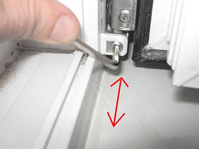 Inbusschlüssel an der Stellschraube des unteren Fensterbeschlags, ein Pfeil zeigt die Verstellrichtung