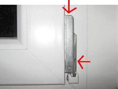 Fensterbeschlag am Rahmen, Pfeile markieren die Stellschrauben zum Einstellen