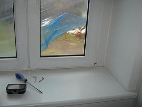 Kunststofffenster mit Werkzeug zum Einstellen auf der Fensterbank