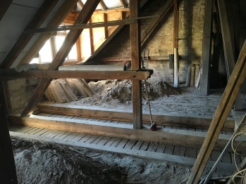 Deckenbalken im Dach freilegen